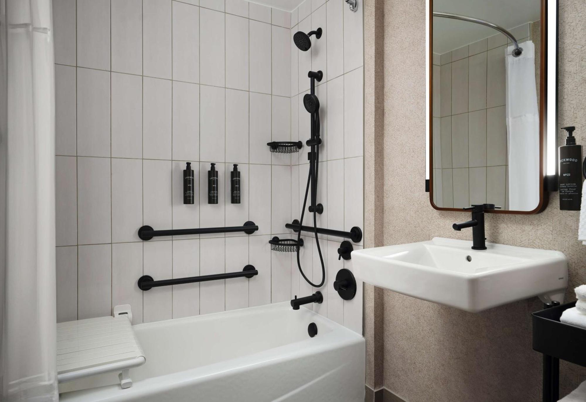 King Room Bath Tub Mobility Access,1482957437:JPEG