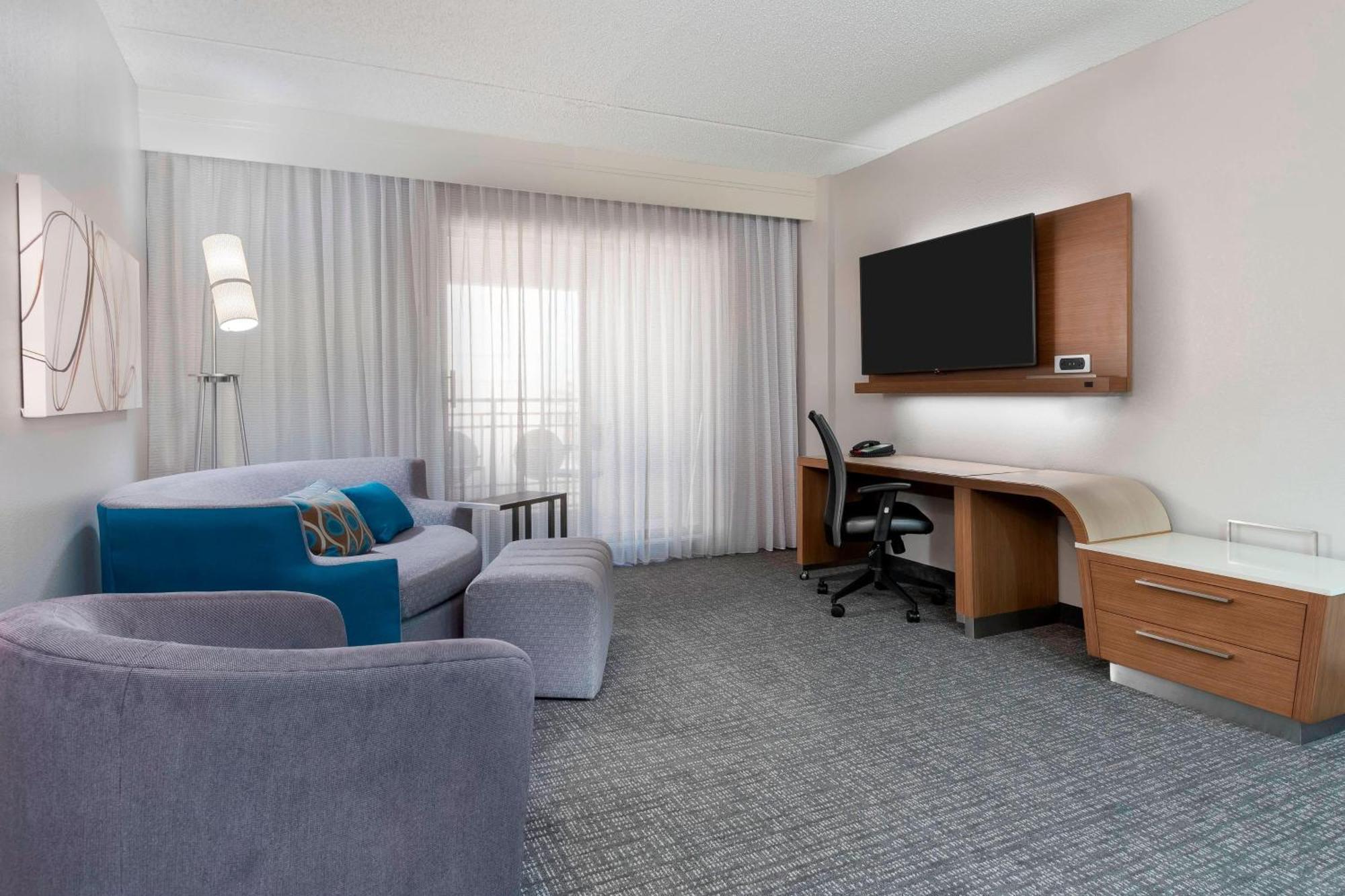 1 Bedroom 2 room Suite 1 King Sofa bed
