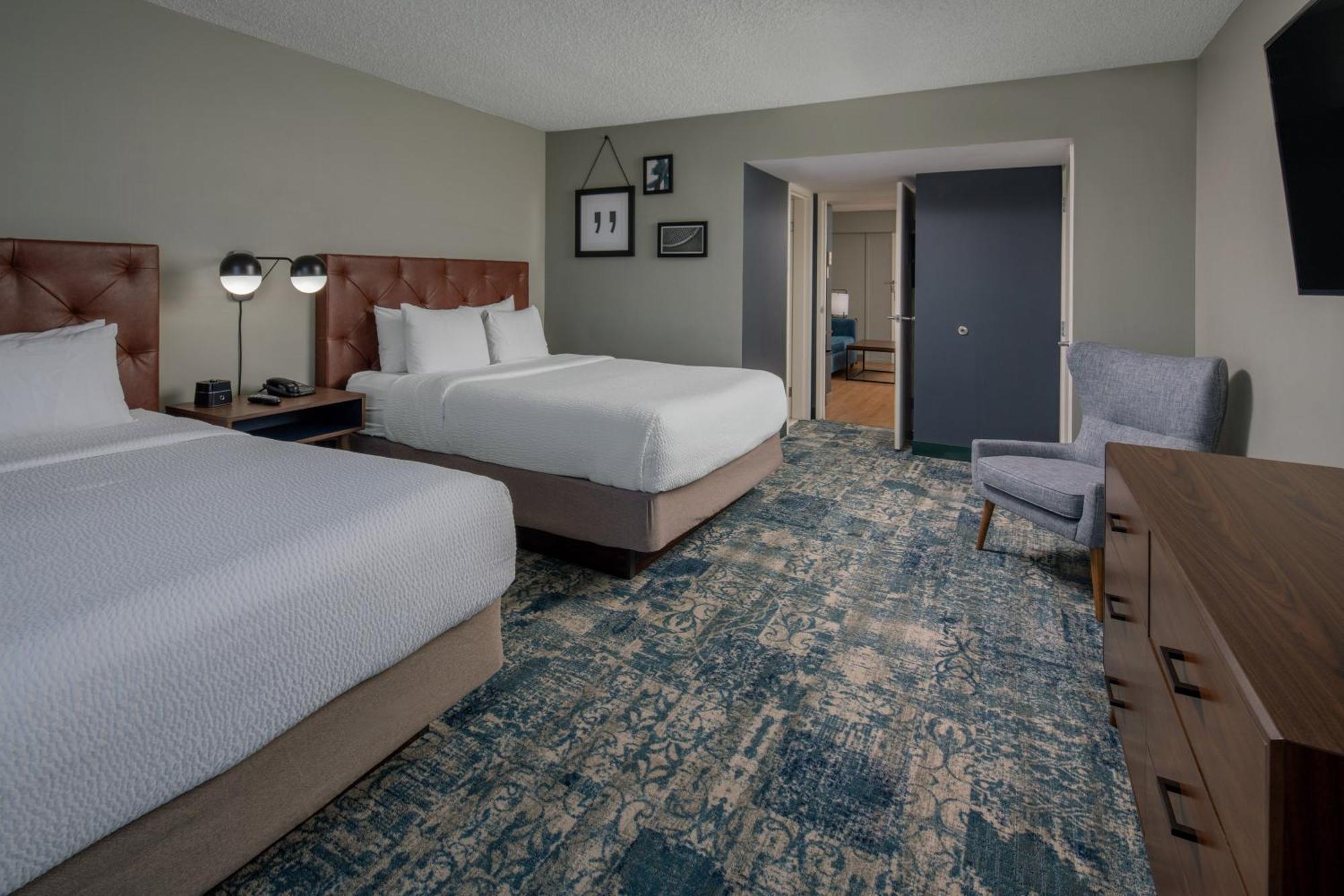 Executive Queen/Queen Suite with Sofa Bed