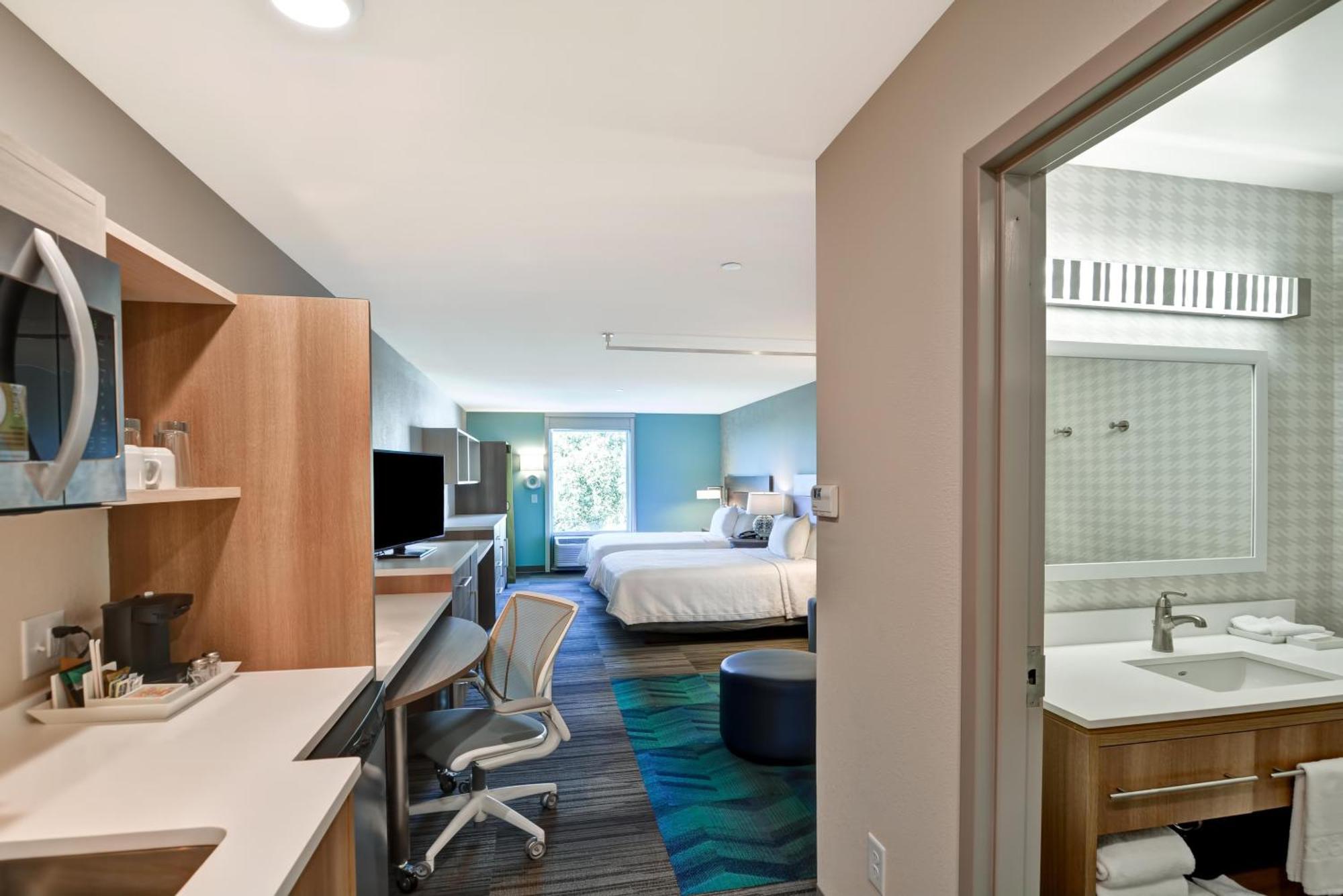 Studio Two Queen Beds Non-Smoking