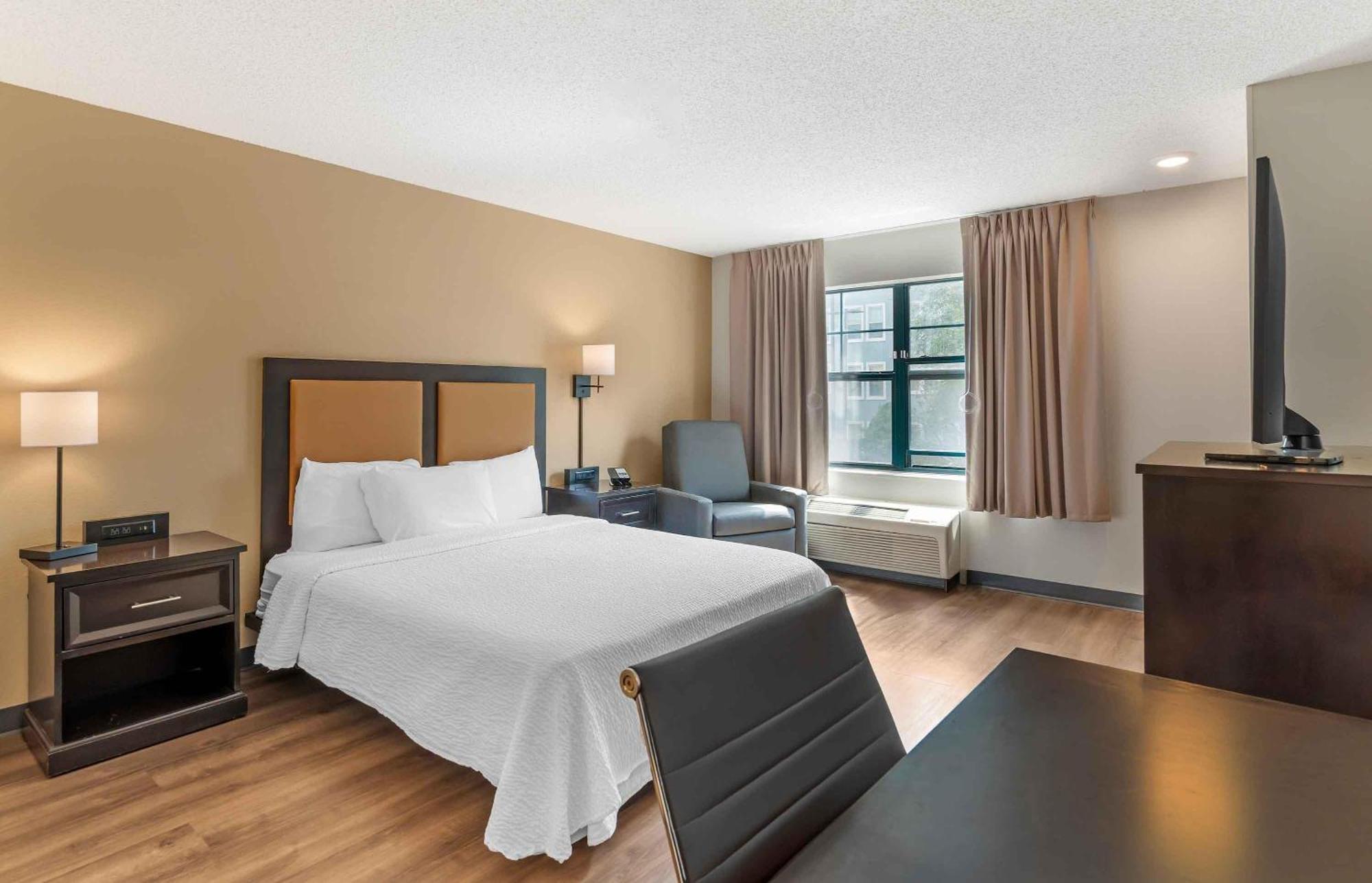 Queen studio 1 Queen Bed Disability Access or Non-Smoking
