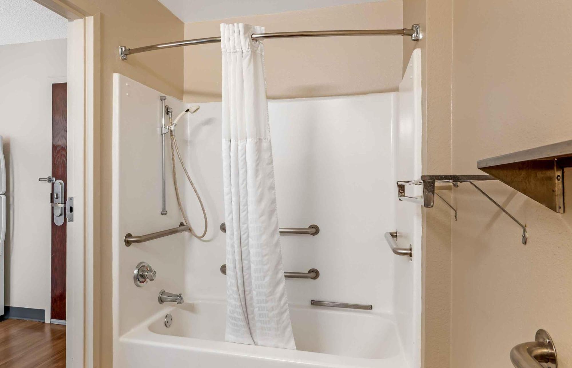Queen studio 1 Queen Bed Disability Access or Non-Smoking
