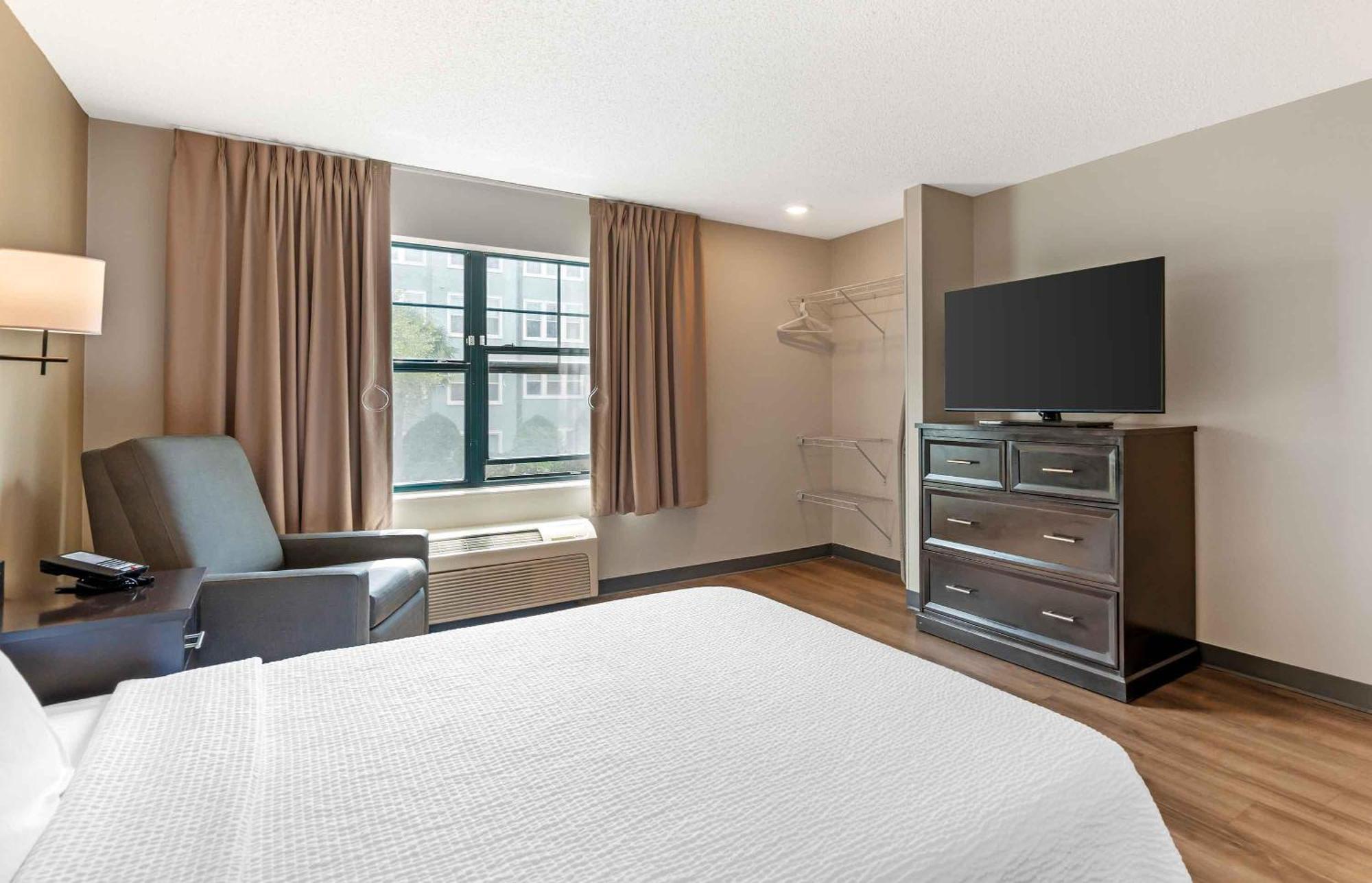 Queen studio 1 Queen Bed Disability Access or Non-Smoking