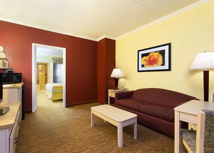 Baymont By Wyndham Tampa Near Busch Gardens Hotel