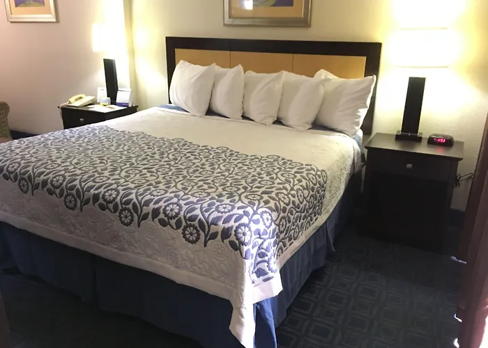 Days Inn & Suites By Wyndham Tampa Fairground-Casino-Ybor