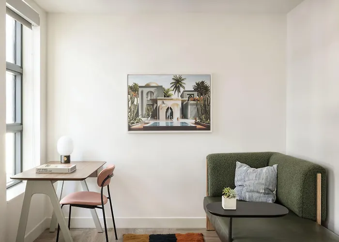 Roost Tampa Aparthotel